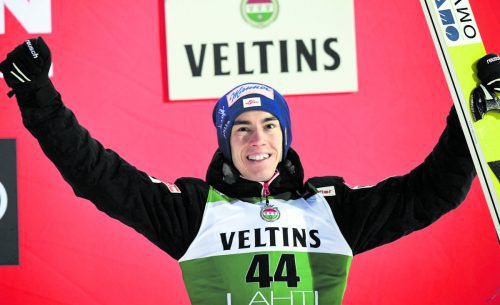 Stefan Kraft schöpft mit Platz drei von Lahti neue Hoffnung. apa