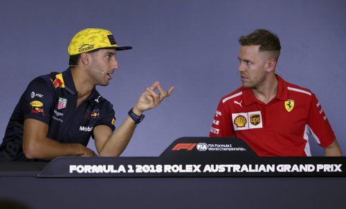 Wie schlagen wir Lewis Hamilton? Red-Bull-Pilot Daniel Ricciardo (l.) und Ferrari-Star Sebastian Vettel möchten dem Mercedes-Weltmeister in der neuen Formel-1-Saison Paroli bieten. ap