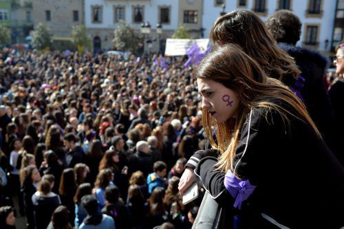 Zahlreiche Menschen protestieren in Bilbao. Im ganzen Land gab es Demos.   reuters