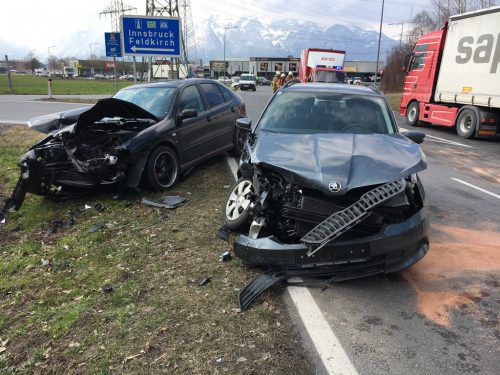 Zwei Verletzte und zwei stark beschädigte Fahrzeuge waren die Bilanz des Unfalls in Rankweil.  vol.at/Madlener