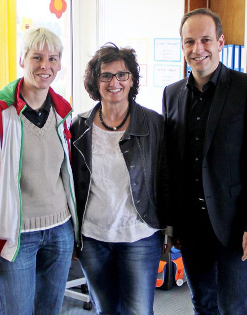 Bgm. Dieter Egger und SR Patricia Tschallener (l.) mit Sonja Walser (LernART). tf