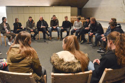 Bischof Benno Elbs und zehn weitere Kirchenpersönlichkeiten stellten sich den Fragen von rund 200 Firmlingen.  Junge Kirche/Peter