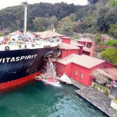 Frachtschiff rammt historische Villa