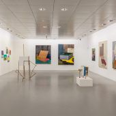 Künstler führen durch Ausstellung