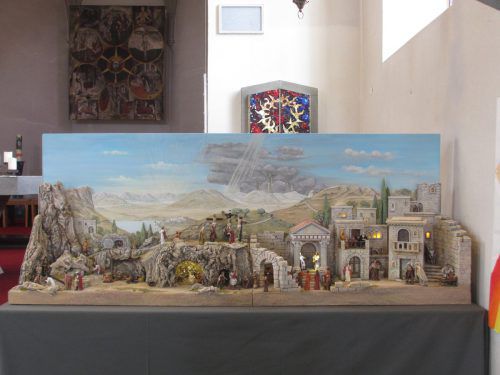 Die Passionskrippe mit mehr als zwei Metern Breite kann noch bis kommenden Sonntag, 8. April, in der Klauser Pfarrkirche bestaunt werden.  Krippenbauverein