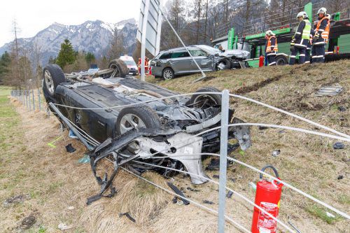 Dieser Unfallwagen wurde über die Böschung gestoßen und blieb auf dem Dach liegen.  hofmeister