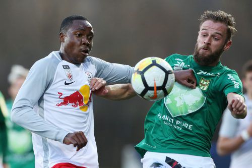 Erbitterter Kampf um den Ball zwischen dem Lustenauer Martin Grasegger (rechts) und Lieferings Enock Mwepu. gepa