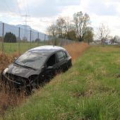 Auto landet im Graben