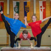Junge Turnsportler im Scheinwerferlicht