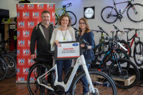 Freude in DJ‘s Bikeshop in Hard: Wunschfahrrad-Gewinnerin Sandra Drechsler (Mitte) und Caroline Pechacek (VN-Marketing). VN/Paulitsch