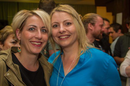 Kathi Öhre (l.) und stolze Schwester Daniela Weinzerl.