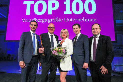 LH Markus Wallner, VN-Wirtschaftspreisträger Hirschmann-GF Volker Buth mit Partnerin Gabriela Jakkel, Bundeskanzler Sebastian Kurz und VN-Chefredakteur Gerold Riedmann.  VN/PS