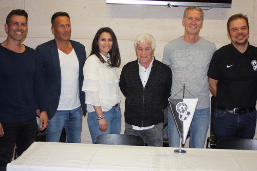 Mario Berti (Vizeobmann), Thomas Fricke (Obmann), Özlem Gülmez (Marketing), Hans Begle (Nachwuchs), Harald Kloser (Sportlicher Leiter) und Ewald Gisinger (Organisation) kümmern sich ab sofort um die Zukunft von Schwarz-Weiß Bregenz. knobel