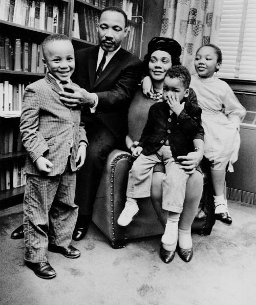 Martin Luther King mit seiner Frau Coretta und den Kindern Martin Luther King III., Dexter Scott und Yolanda Denise. AP