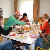 Sich beim Frühstück begegnen