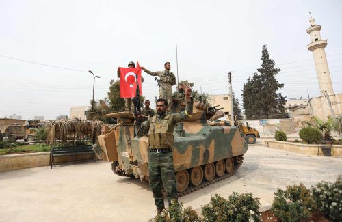 Türkische Soldaten und ihre Verbündeten marschieren in Afrin-Stadt ein. AFP