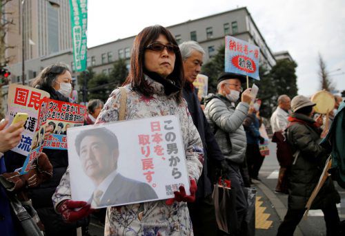 Zuletzt forderten Zehntausende in Tokio den Rücktritt des Premiers.   reuters