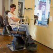 Silke Schöch vermietet Stuhl in ihrem Frisiersalon