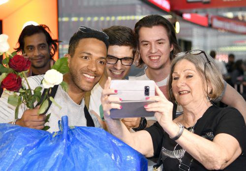 Cesar Sampson wurde von seinen Fans gestern mit Rosen am Flughafen erwartet. apa