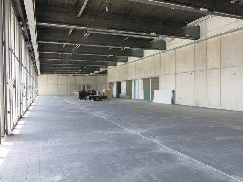 Der Innenausbau des Feuerwehrhauses schreitet voran, doch noch fehlt vor allem die Feuerwehrausrüstung.  Gemeinde