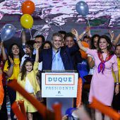 Duque gewinnt erste Runde der Wahl