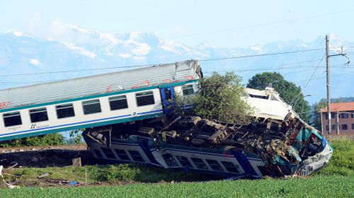 Der Lkw durchbrach eine Schranke und landete auf den Schienen. Reuters