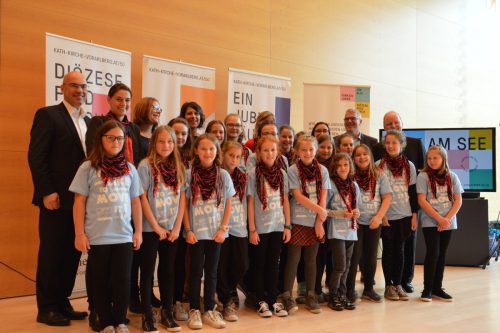Der Mädchenchor aus Nüziders zeigte als kleinen Vorgeschmack auf das Fest schon bei der Programmpräsentation sein stimmliches Können.  diözese/mäser
