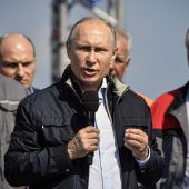 Putin eröffnet Brücke auf der Krim