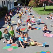 Eine bunte Blumenwiese vor der Schule