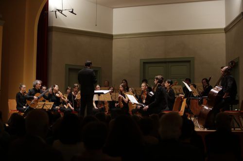 Die „tonart“-Sinfonietta unter Markus Pferscher mit dem Solisten Alexander Swete gestern Abend im Markus-Sittikus-Saal in Hohenems. Emsiana/Mathis