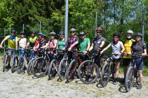 Die zwölfköpfige Mountainbike-Trainingsgruppe mit Ausbildner Thomas Konzett (3.v.l.).  BI