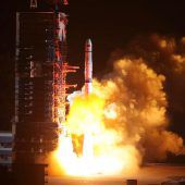 China startet Satelliten für erste Landung auf Mond-Rückseite