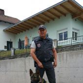 Michael Wechner mit Zolldiensthund Lennox, der eine Diebin überführte. »B1