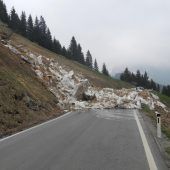 Lawine auf der Straße