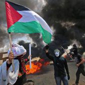 Blutige Proteste in Gaza überschatten Eröffnung der US-Botschaft. »A2