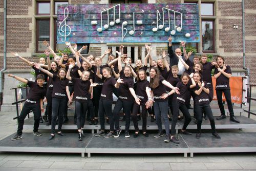 Freude nach dem Auftritt: Jugendchor „Pizzicanto“ vor dem Rathaus der belgischen Stadt Neerpelt. Michael Jagg