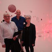 Licht-Text-Installation lockt Kunstfreunde