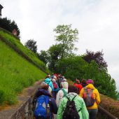 Pilgerstrom auf dem Weg zur Basilika
