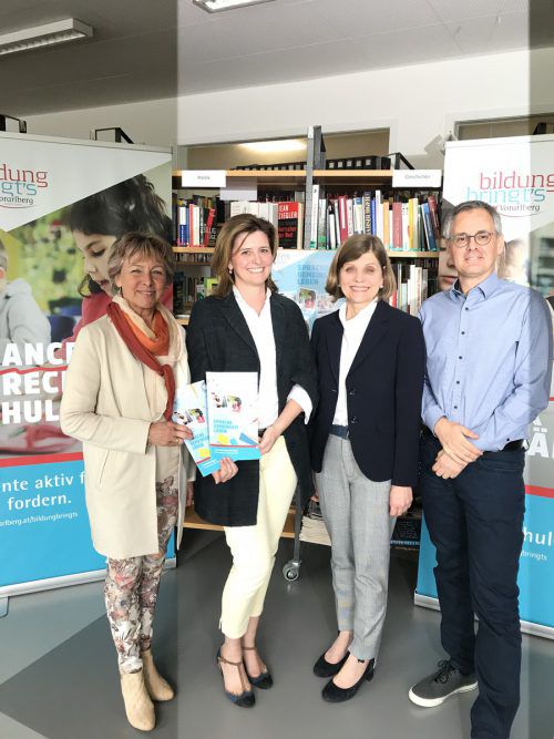 Gudrun Brunner, Simone Kots, Schullandesrätin Barbara Schöbi-Fink und Johann Scheffknecht (v.l.) berichteten über den Schulpreis. VN/HK