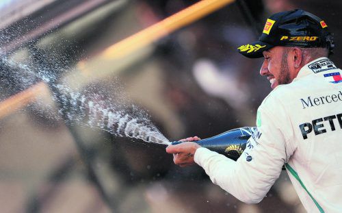 Hat vor, mit Mercedes weiter zu feiern: Lewis Hamilton steht vor einer Vertragsverlängerung beim Sterne-Team. apa