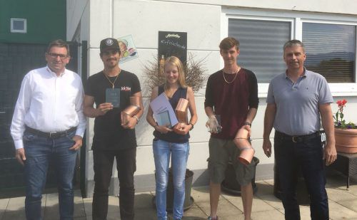 Joachim Entner, Berufsgruppenobmann der Spengler, Samuel Beiser (2. Platz), Christina Gridling (1. Platz), Nico Fetz (3. Platz) und Peter Felder, Lehrlingswart der Spengler.  WKV