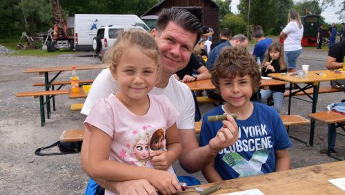 Marie, Andy und Elias mit ihrer selbstgeschnitzten Maipfeife. Birgit Loacker