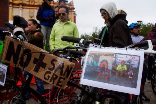 Radfahrer erinnern an die beiden Ermordeten aus Polen und Deutschland. afp