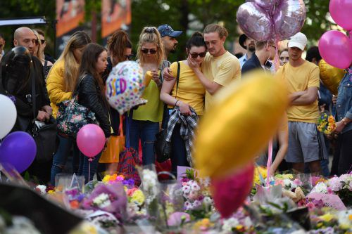 Trauer und Fassungslosigkeit nach dem Anschlag auf das Ariane-Grande-Konzert in Manchester vor genau einem Jahr.  afp