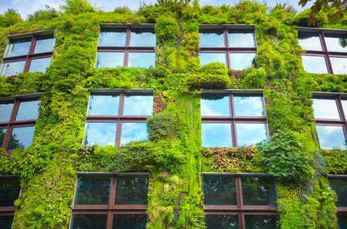 Um ungenutzte Flächen zu aktivieren, schlägt der Kommentator neben anderem Vertical Farming vor.
