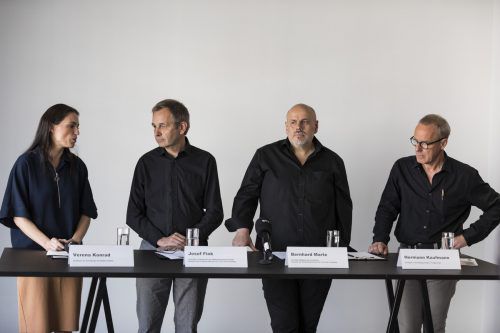 Verena Konrad (Leiterin VAI) mit den Architekten Josef Fink, Bernhard Marte und Hermann Kaufmann.  Darko Todorovic
