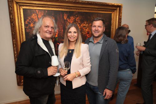 Werner Branz, Anwältin Carina Amann mit Künstler Gerry Mayer.