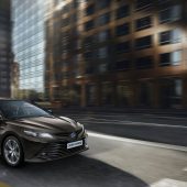 Autonews der WocheToyota Camry feiert Comeback nach 15 Jahren / VW feiert Bestzeit am Pikes Peak / Volvo bringt Limousine S60 erstmals ohne Dieselantrieb