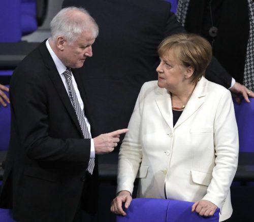 Asylstreit treibt Keil zwischen Horst Seehofer (CSU) und Angela Merkel (CDU). AP