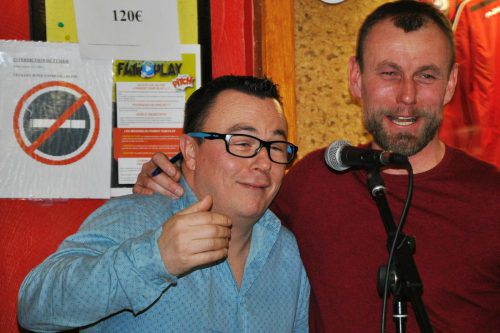 Axel Lawarée (rechts) entpuppt sich zuweilen auch als Stimmungskanone und stimmt vor dem Mikrofon das eine oder andere Lied an. privat